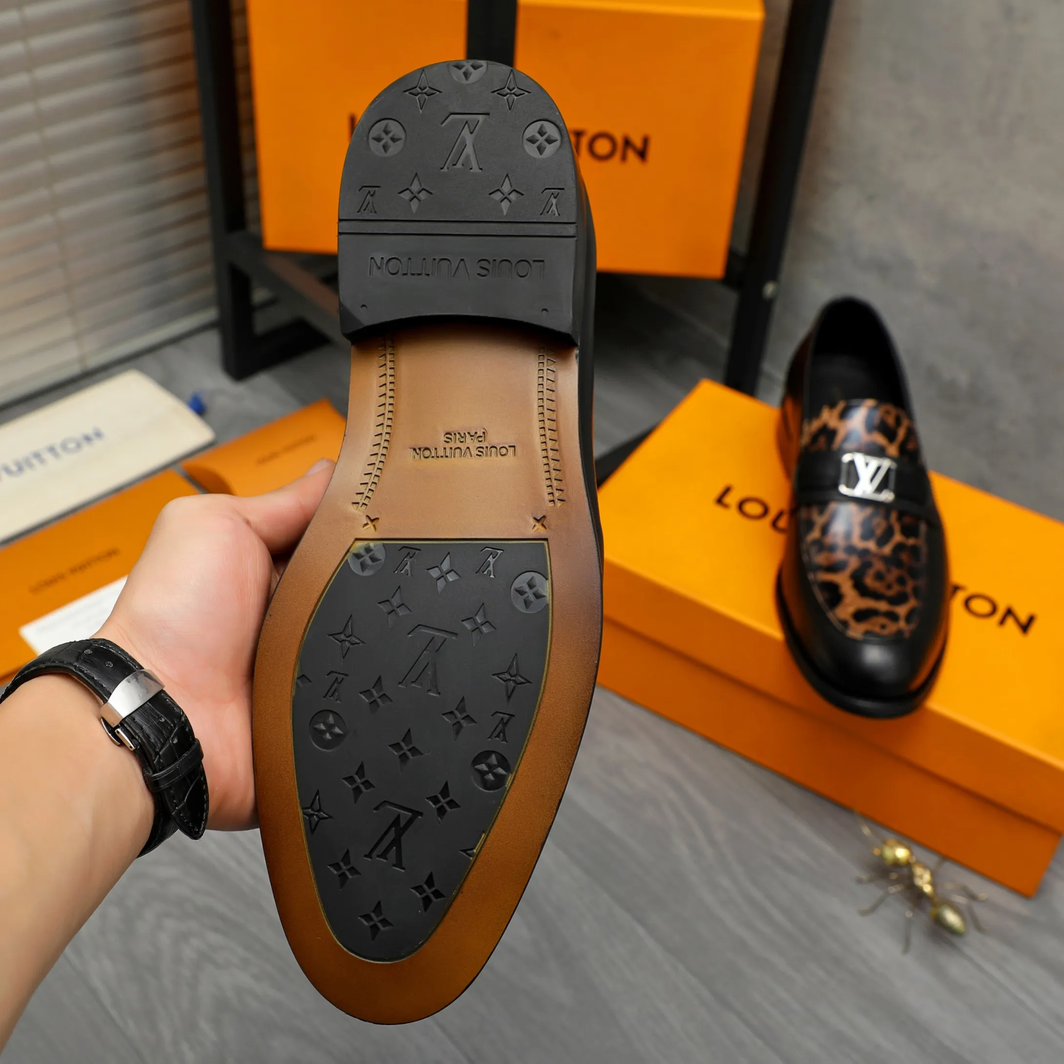 Men's shoes 💰p460 Product trademark: LV "Louis Vuitton" business slip-on leather shoes Regular size: 39-45 (45 is custom-made and non-returnable) Product materials: Selected leopard print cowhide stitching upper, cowhide lining, original rubber outsole